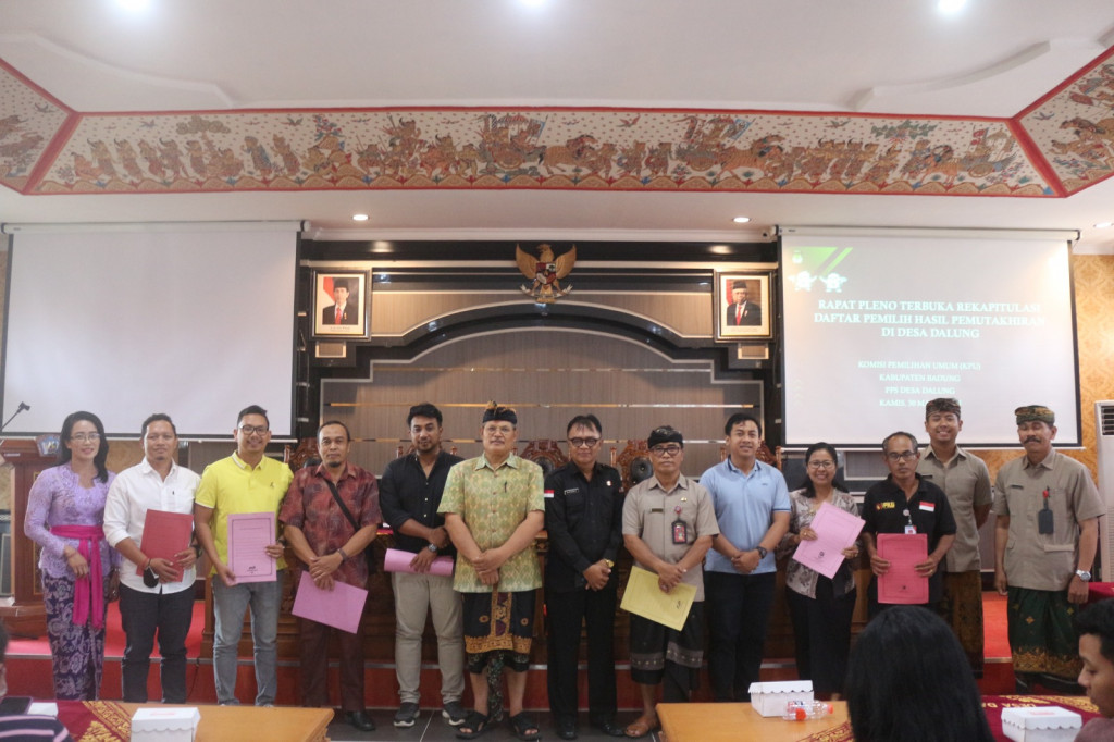 Penyerahan Berita Acara DPHP Desa Dalung kepada Stakeholder Terkait dalam Pemilu 2024